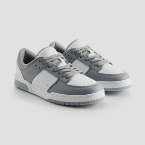 Biało-szare sneakersy ze sztucznej skóry House