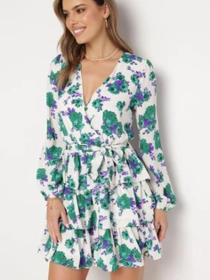 Biało-Zielona Sukienka Mini w Kwiaty z Kopertowym Dekoltem i Falbankami oraz Paskiem Siboria retro & icone