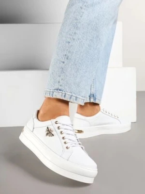 Biało-Złote Skórzane Sneakersy na Grubej Podeszwie z Przeszyciami i Broszką Nirnile