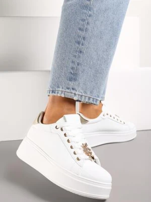 Zdjęcie produktu Biało-Złote Sneakersy na Grubej Podeszwie przed Kostkę z Metalowymi Zawieszkami Ozdobionymi Cyrkoniami Nasulla