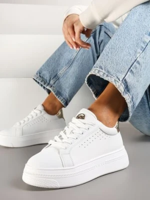 Biało-Złote Sneakersy Vices na Platformie Ozdobione Napisem i Perforacją Nonaritha