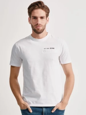 Biały basic T-shirt męski z logo marki OCHNIK