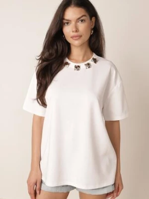 Biały Bawełniany T-shirt Oversize z Biżuteryjnymi Aplikacjami przy Dekolcie Tesana yu & me