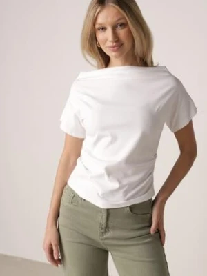 Biały Bawełniany T-shirt z Marszczeniem w Talii i Dekoltem w Łódkę Savorith elsa.m by may