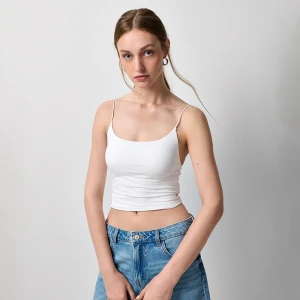 Biały crop top na ramiączkach ze wszytymi miseczkami House