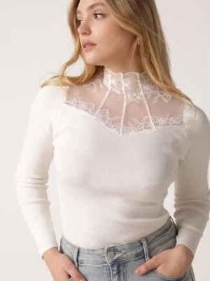 Biały Dopasowany Sweter z Półgolfem z Wiskozą Zdobiony Koronkową Siateczką Genna elsa.m by may