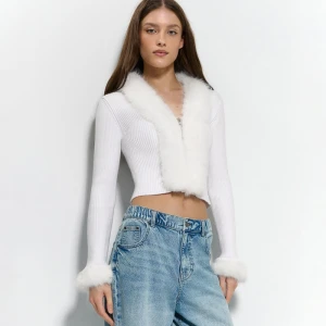 Biały kardigan ze sztucznym futerkiem House