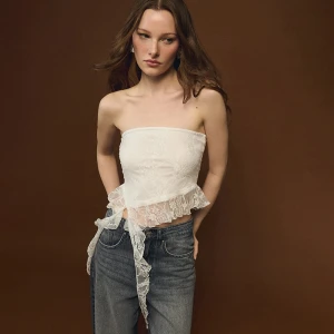 Biały koronkowy top bandeau z asymetryczną falbanką House