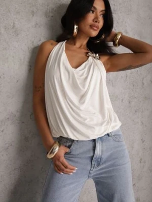 Biały Marszczony Top Halter z Łańcuszkiem i Kwiatem Przy Dekolcie Idivanna elsa.m by may