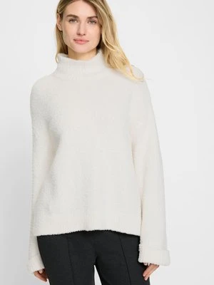 Biały miękki sweter damski Cora ze stójką – Cosmic Chic Olsen