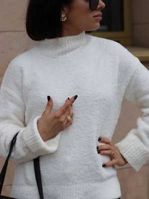 Biały miękki sweter damski Cora ze stójką – Cosmic Chic Olsen