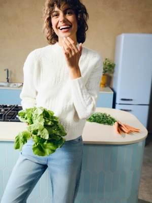 Biały sweter ażurowy