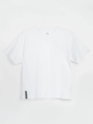 Biały t-shirt oversize z minimalistyczną naszywką