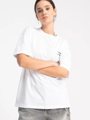 Biały t-shirt z autorską grafiką w kontrastowym kolorze z tyłu Reporter