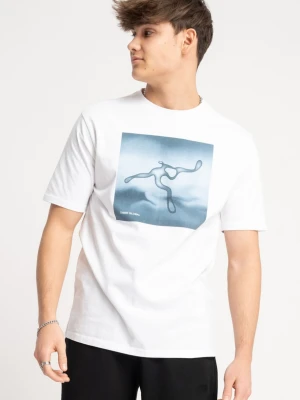 Biały t-shirt z autorską grafiką z przodu Reporter Young