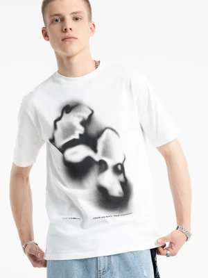 Biały t-shirt z autorską grafiką z przodu Reporter Young