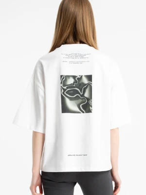 Biały t-shirt z autorską grafiką z tyłu Reporter