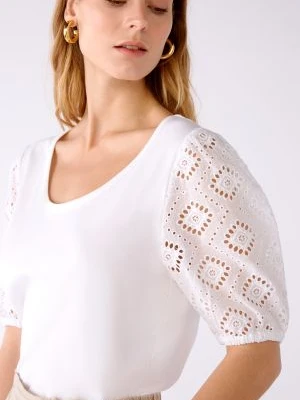 BIAŁY T-SHIRT Z AŻUROWYM RĘKAWEM OUI