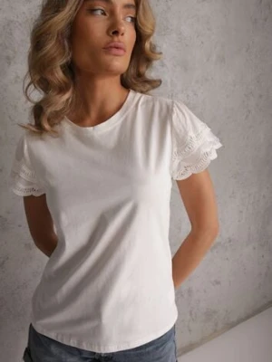 Biały T-shirt z Bawełny z Rękawami z Koronki Hycis ambitionfly