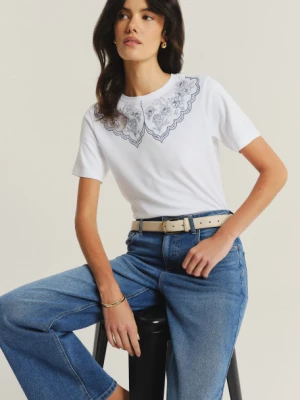 Biały t-shirt z grafiką kołnierzyka Greenpoint