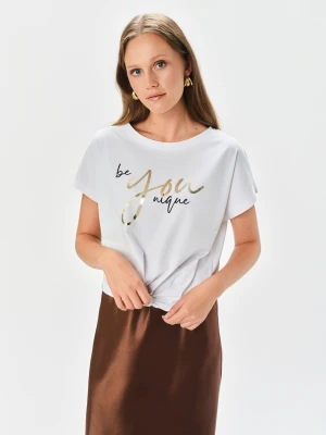 Biały t-shirt z intrygującym napisem Top Secret