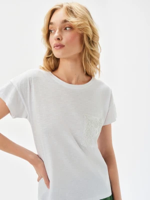 Biały t-shirt z kieszonką Top Secret