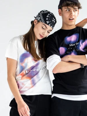 Biały t-shirt z kolorową grafiką z przodu Reporter