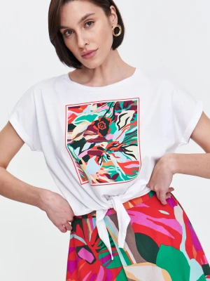 Biały t-shirt z kolorowym nadrukiem