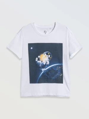 Biały T-shirt z kolorowym nadrukiem z przodu Reporter Young