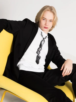 Biały T-shirt z motywem krawatu Reporter