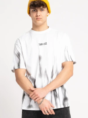 Biały t-shirt z nadrukiem na całości w kontrastowym kolorze Reporter