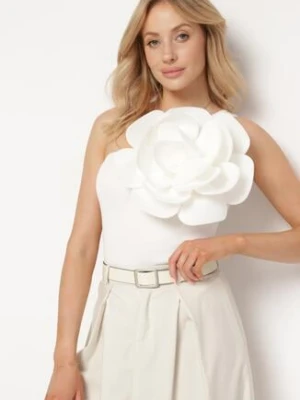 Biały Top bez Rękawów z Asymetrycznym Dekoltem z Dużą Aplikacją w Kształcie Kwiatka Vernia elsa.m by may