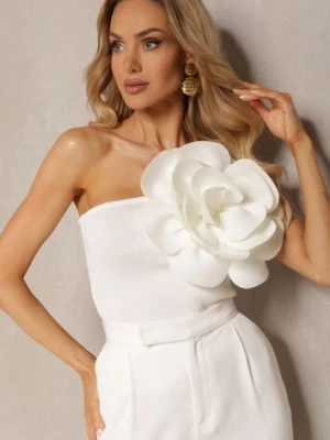 Biały Top Ozdobiony Dużym Naszytym Kwiatem z Asymetrycznym Dekoltem Dedria elsa.m by may