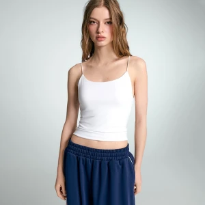 Biały top ULTRAFLEX na cienkich ramiączkach z miseczkami usztwniającymi House