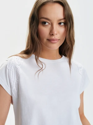 Biały top z haftem Top Secret