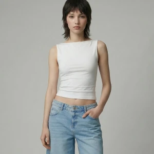 Biały top z łódkowym dekoltem z dzianiny ULTRAFLEX House