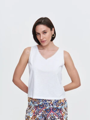 Biały top z ozdobnym obszyciem Top Secret