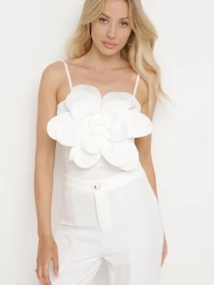 Biały Top z Wiskozą na Regulowanych Ramiączkach z Aplikacją 3D w Kształcie Kwiatka Judicella elsa.m by may
