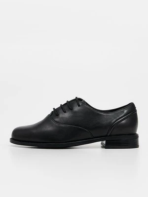 Biznesowe buty sznurowane Clarks