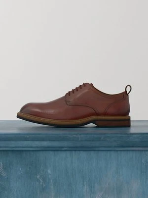Biznesowe buty sznurowane Clarks