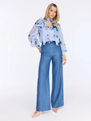 Błękitna bluzka w kwiaty z dekoracyjną falbaną TARANKO