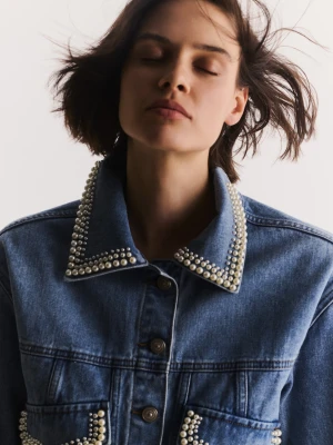 Błękitna kurtka jeansowa z perłowymi koralikami TARANKO