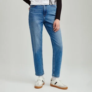 Błękitne jeansy mom slim fit House