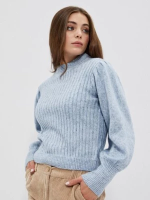 Błękitny sweter damski w prążki z bufiastymi rękawami Moodo