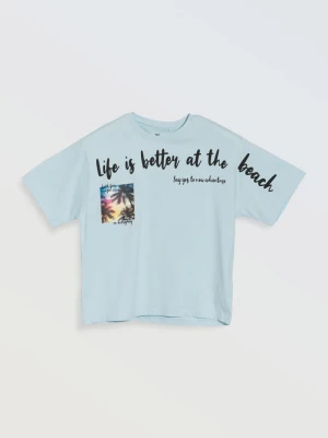 Błękitny t-shirt z kolorowym nadrukiem z przodu Reporter