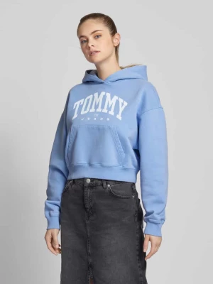 Bluza krótka z kapturem i nadrukiem z logo model ‘VARSITY’ Tommy Jeans