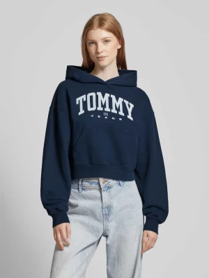 Bluza krótka z kapturem i nadrukiem z logo model ‘VARSITY’ Tommy Jeans