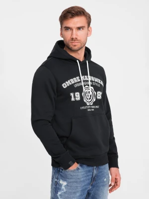 Bluza męska kangurka z kapturem i nadrukiem w stylu college – czarna V3 - Rozmiar: XL Ombre Clothing
