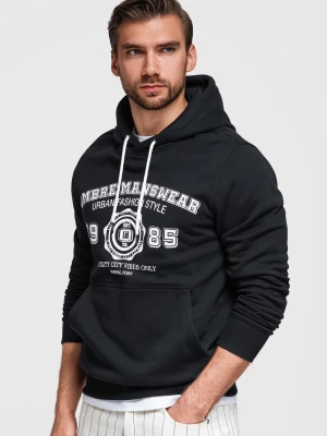 Bluza męska kangurka z kapturem i nadrukiem w stylu college – czarna V3 - Rozmiar: XXL Ombre Clothing