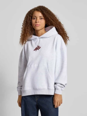 Bluza o kroju boyfriend z kapturem i kieszenią kangurką model ‘Fluffy’ OH APRIL